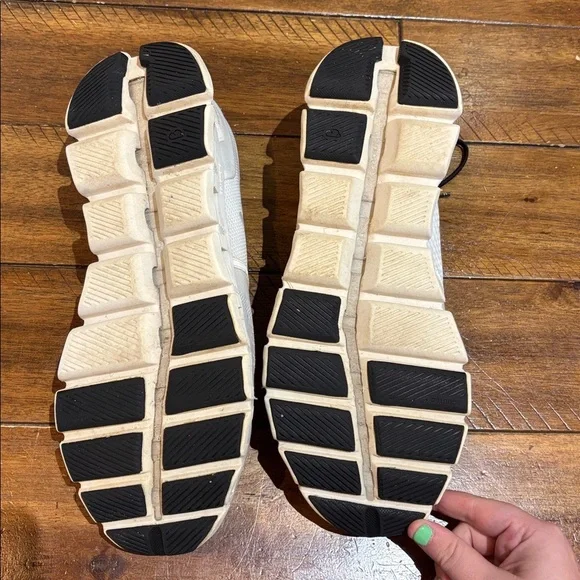 On Cloud Running Cream and Black Athletic Shoes - Picture 4 of 4